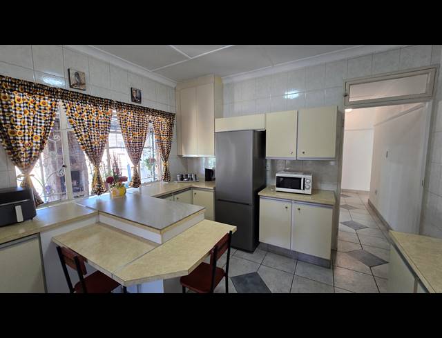 3 BEDROOM FREEHOLD FOR SALE IN SOUTH CREST